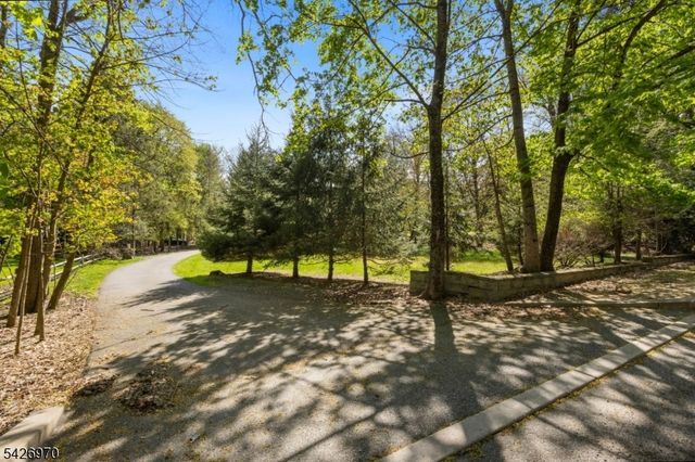 10 Old Stone Church Rd, Upper Saddle River Boro, NJ 07458