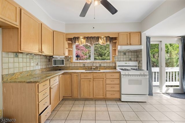 10 Old Stone Church Rd, Upper Saddle River Boro, NJ 07458
