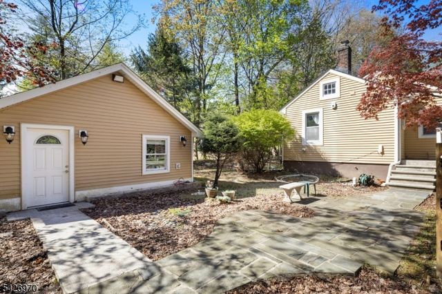 10 Old Stone Church Rd, Upper Saddle River Boro, NJ 07458