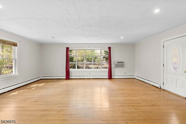 10 Old Stone Church Rd, Upper Saddle River Boro, NJ 07458