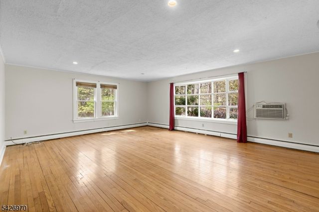 10 Old Stone Church Rd, Upper Saddle River Boro, NJ 07458