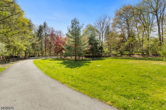 10 Old Stone Church Rd, Upper Saddle River Boro, NJ 07458