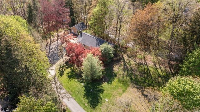 10 Old Stone Church Rd, Upper Saddle River Boro, NJ 07458