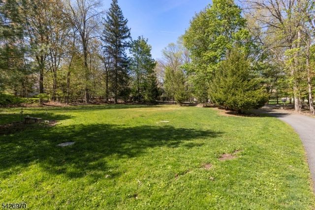 10 Old Stone Church Rd, Upper Saddle River Boro, NJ 07458