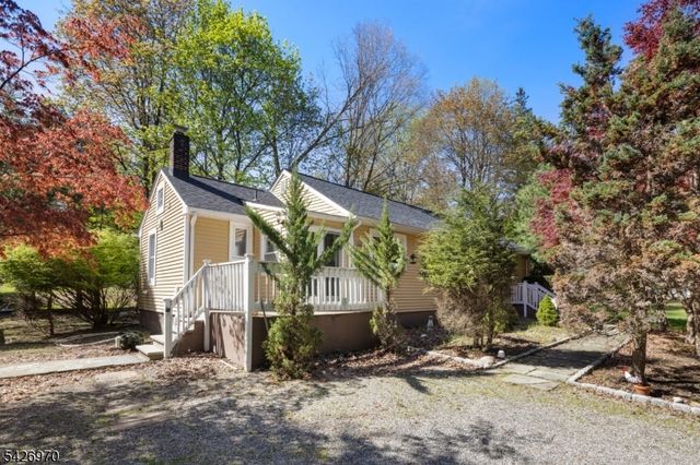 10 Old Stone Church Rd, Upper Saddle River Boro, NJ 07458