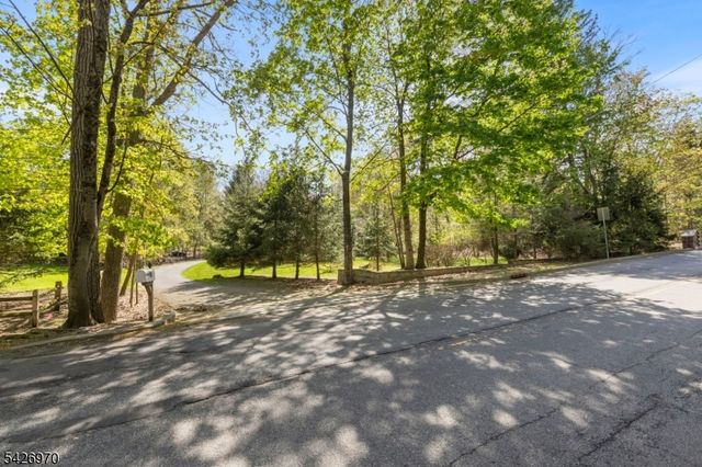 10 Old Stone Church Rd, Upper Saddle River Boro, NJ 07458
