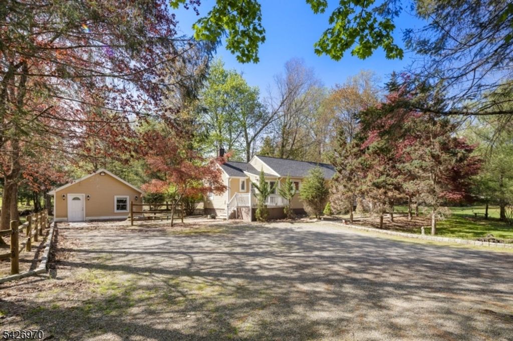 10 Old Stone Church Rd, Upper Saddle River Boro, NJ 07458