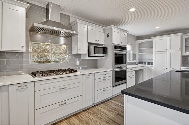 140 Front St, Rockport, TX 78382