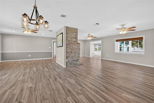 140 Front St, Rockport, TX 78382