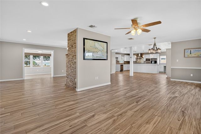 140 Front St, Rockport, TX 78382