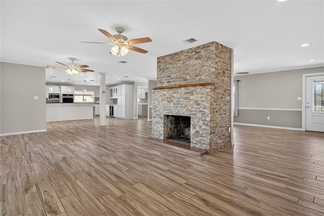 140 Front St, Rockport, TX 78382