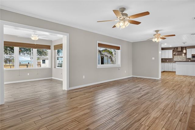 140 Front St, Rockport, TX 78382