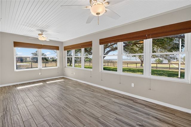 140 Front St, Rockport, TX 78382