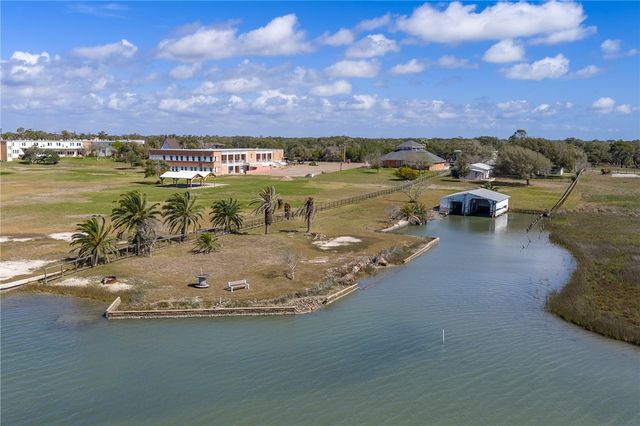 140 Front St, Rockport, TX 78382