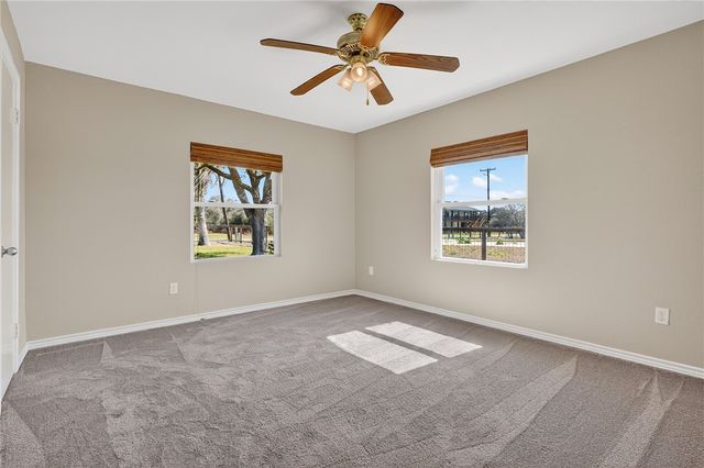 140 Front St, Rockport, TX 78382