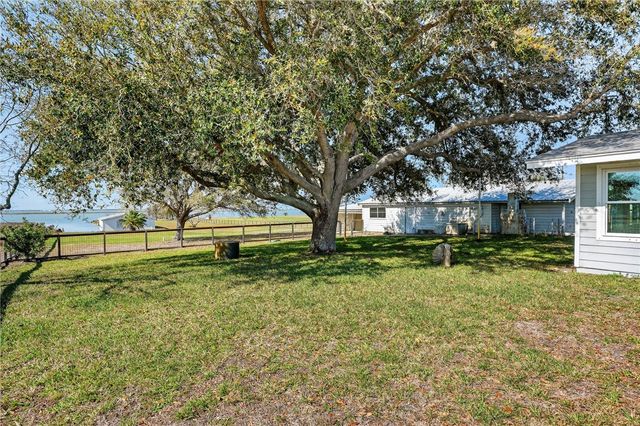 140 Front St, Rockport, TX 78382