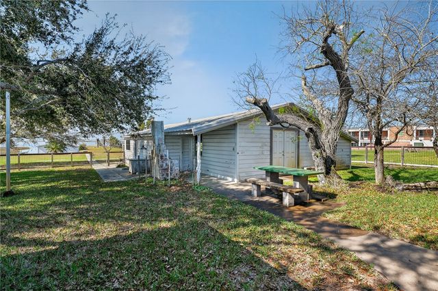 140 Front St, Rockport, TX 78382