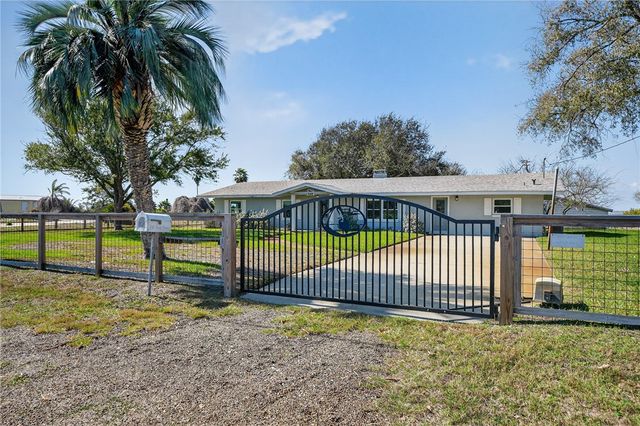 140 Front St, Rockport, TX 78382