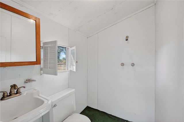 140 Front St, Rockport, TX 78382