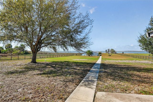 140 Front St, Rockport, TX 78382