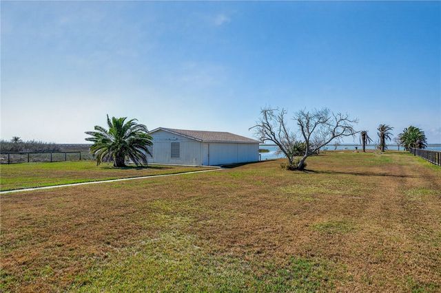 140 Front St, Rockport, TX 78382