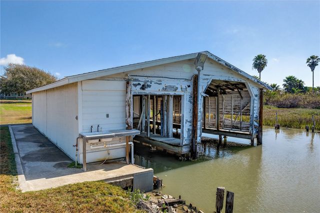 140 Front St, Rockport, TX 78382