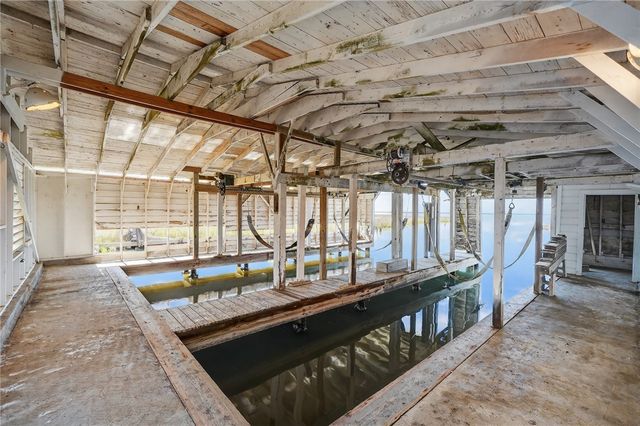 140 Front St, Rockport, TX 78382