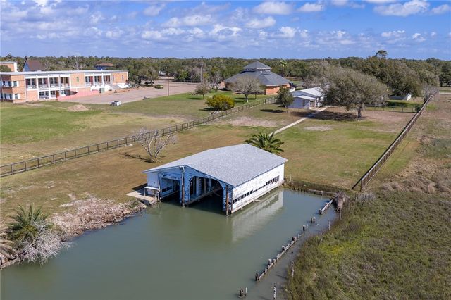 140 Front St, Rockport, TX 78382