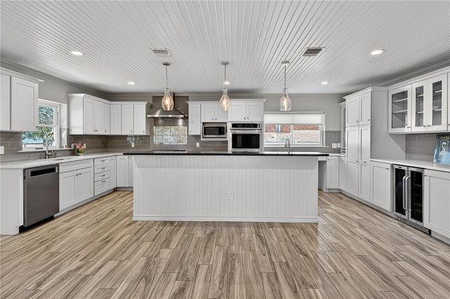 140 Front St, Rockport, TX 78382