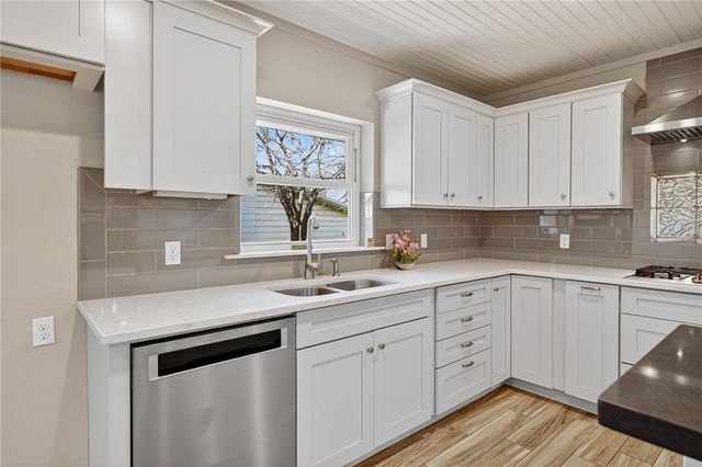 140 Front St, Rockport, TX 78382