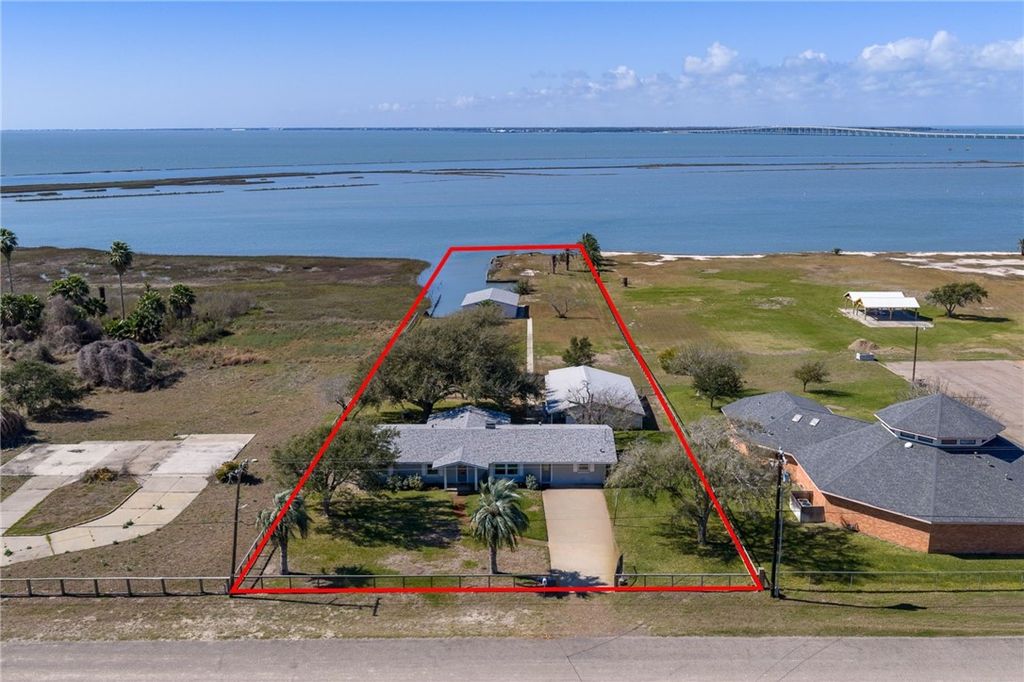 140 Front St, Rockport, TX 78382
