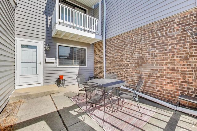 452 Hickory Drive, Wheeling, IL 60090