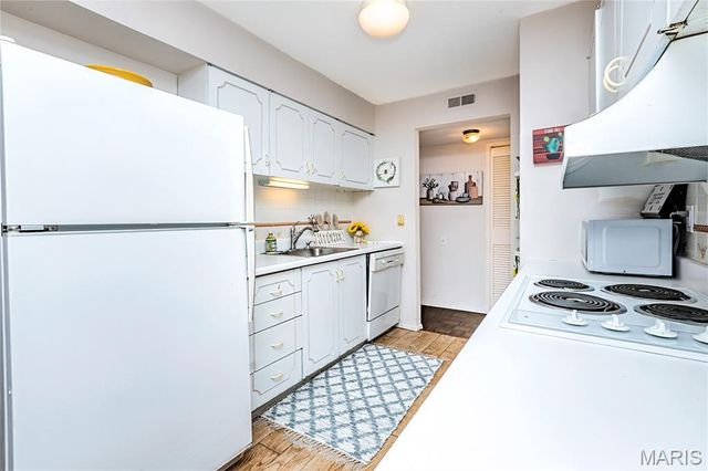 539 Coeur De Royale Drive 307, Creve Coeur, MO 63141