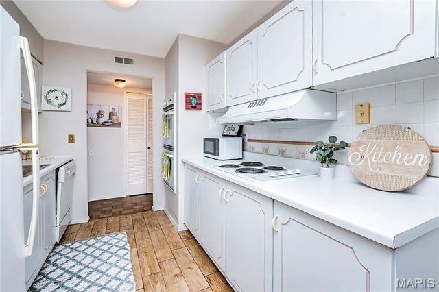 539 Coeur De Royale Drive 307, Creve Coeur, MO 63141