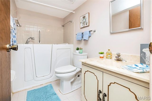 539 Coeur De Royale Drive 307, Creve Coeur, MO 63141