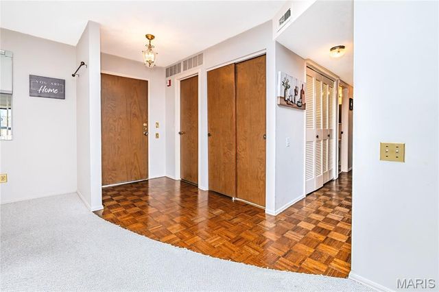 539 Coeur De Royale Drive 307, Creve Coeur, MO 63141