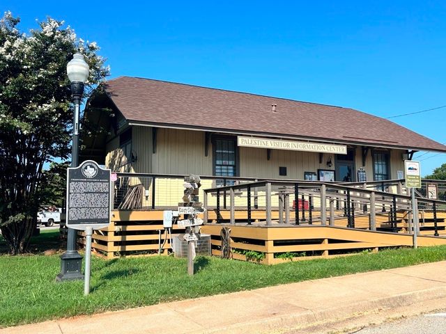 401 W Carolina Street, Palestine, TX 75803