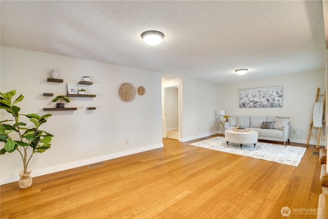 2925 SE Royalwood Place, Port Orchard, WA 98367