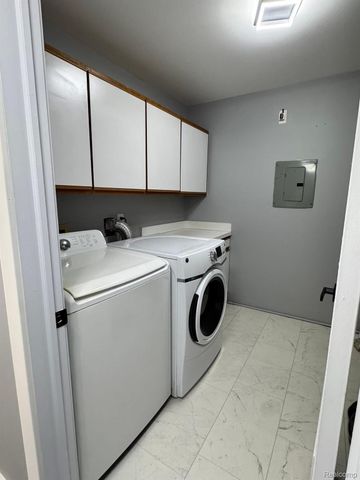 31844 Kelly Road 4, Roseville, MI 48066