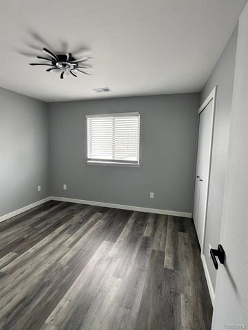 31844 Kelly Road 4, Roseville, MI 48066