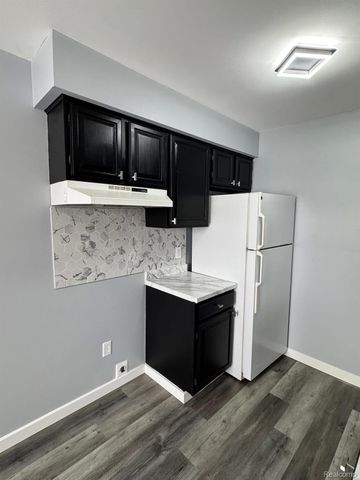 31844 Kelly Road 4, Roseville, MI 48066