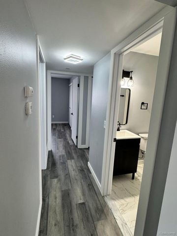 31844 Kelly Road 4, Roseville, MI 48066