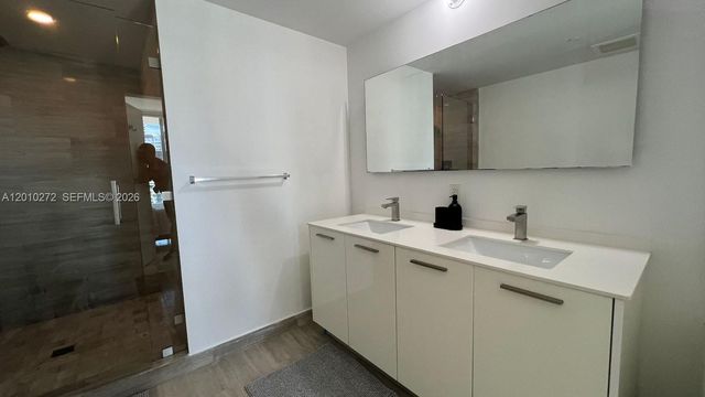 1300 Brickell Bay Dr 3400, Miami, FL 33131