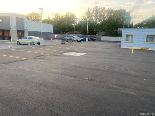 31315 harper rd N 13 mile rd Avenue N, St. Clair Shores, MI 48082