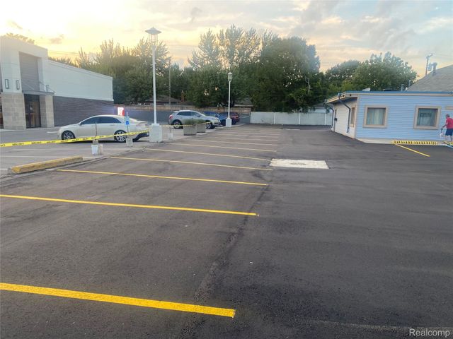 31315 harper rd N 13 mile rd Avenue N, St. Clair Shores, MI 48082