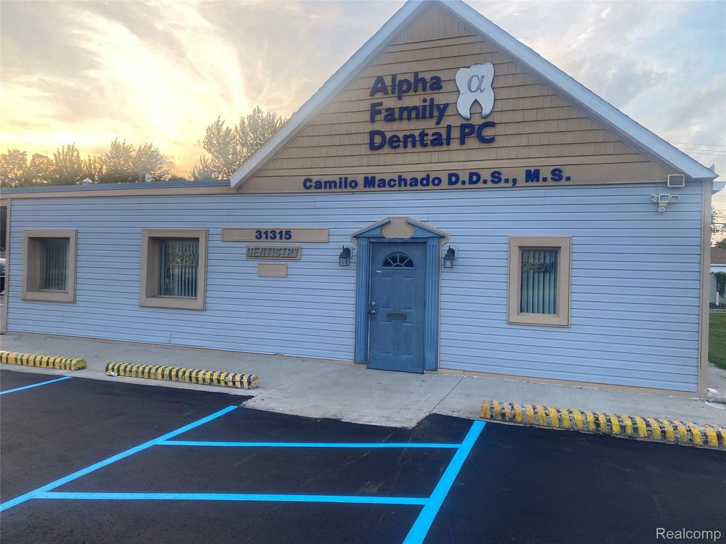 31315 harper rd N 13 mile rd Avenue N, St. Clair Shores, MI 48082