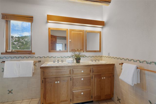 67 Camino Amor, Santa Fe, NM 87506