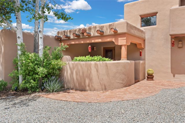 67 Camino Amor, Santa Fe, NM 87506