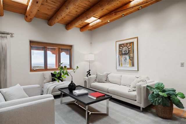 67 Camino Amor, Santa Fe, NM 87506