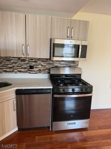 863 Lafayette St, Elizabeth City, NJ 07201